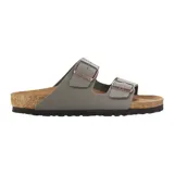 Sandalias Birkenstock modelo Arizona, color gris, con doble tira y hebillas ajustables color cobre.