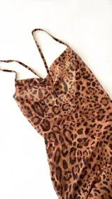Vestido largo de microtul elastizado con estampado animal print. Tiene breteles finos regulables y es transparente.