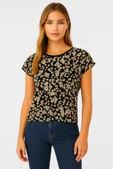Remera negra con estampado de manchas color beige.
