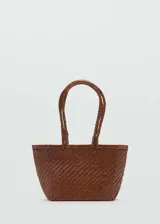 Bolso tipo tote de cuero trenzado color marrón, con cierre magnético y doble asa corta.