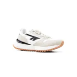 Championes Hi-Tec Lady color blanco con detalles en negro y suela marrón. Confeccionados en cuero sintético y tela, con plantilla de memory foam.
