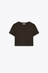 Remera corta color marrón oscuro, de algodón, con cuello redondo y mangas cortas.