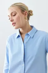 Camisa celeste de corte clásico, confeccionada en tela Oxford de algodón.