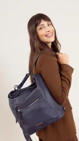 Cartera negra con opción de uso como mochila, con diseño práctico, bolsillo al frente y atrás para fácil acceso. División interna en el medio para organizar tus pertenencias, ideal para uso diario, compacta y funcional.
