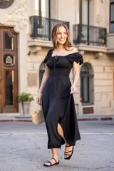 Vestido midi negro con escote cuadrado, mangas cortas abullonadas y lazo ajustable en el escote.