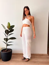 Pantalón cargo blanco de tejido liviano, con detalles de bolsillos laterales y corte holgado.