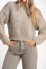 Sweater de punto grueso, color gris melange, con cuello redondo y manga larga, de calce oversize.