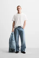 Pantalón de jean celeste con efecto lavado, corte amplio tipo baggy y cinco bolsillos.