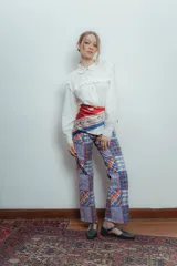 Pantalón largo de gabardina elastizada con estampado patchwork a cuadros en tonos azul, rojo, amarillo y negro.