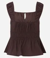 Blusa blanca con breteles anchos y escote cuadrado, detalle de lazo ajustable en el centro del busto y volado en el ruedo. El tejido es texturizado y ligero.