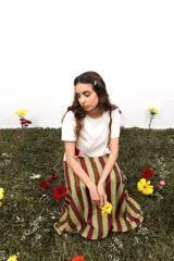 Falda larga de gasa estampada con letras, confeccionada en poliéster con doble tela y cierre lateral oculto.