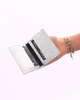 Tarjetero doble plateado hecho 100% de cuero natural con forro. Industria nacional. Tamaño 8x11cm.