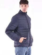 Campera acolchada color verde militar, con cuello mao y cierre frontal con cremallera.