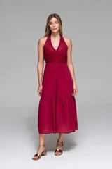 Vestido midi color borgoña con escote halter y cuerpo superior tejido con diseño calado. Falda amplia y fluida.