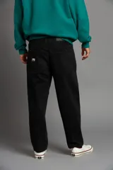 Pantalón de jean negro de corte recto.