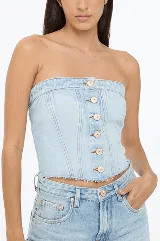 Top strapless color crudo con botones frontales y ruedo desflecado.
