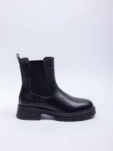 Bota negra de estilo chunky con pequeña plataforma y paneles elastizados en los laterales.