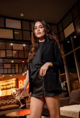 Blazer rojo de crepe elastizado, con solapas de muesca, corte recto y bolsillos laterales.