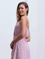 Vestido midi de gasa color lila con estampado de lunares blancos, escote en V, breteles finos regulables, espalda elastizada, delantera plisada con botones forrados y forro interno a tono.
