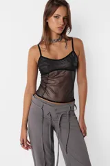 Pantalón de vestir gris, de corte recto y tiro medio. Presenta detalle de falsa cintura con presillas y cinto tira incluido.