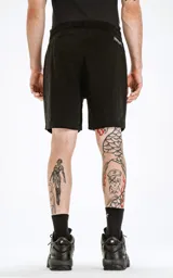 Bermuda negra de algodón con cintura elástica, cordón ajustable con texto bordado y bolsillos laterales.