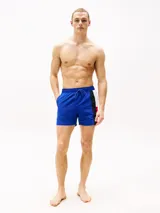 Short de baño azul con cintura elástica ajustable con cordón y logo de Tommy Hilfiger en el lateral.