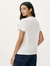 Camiseta de manga corta color terracota, con cuello redondo y corte ajustado.