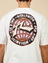 Remera blanca de algodón con cuello redondo y manga corta, con logo pequeño estampado en el pecho.