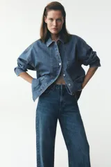 Pantalón de jean azul de corte ancho, tiro alto y efecto lavado.
