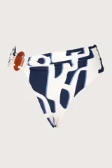 Calzón de bikini de tiro alto con estampado abstracto en blanco y azul marino. Presenta un aro de madera en un lateral.