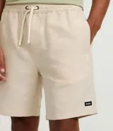 Bermuda masculina de sarga, color verde claro con estampado de rayas finas. Posee cintura elástica con cordón para ajuste y bolsillos.