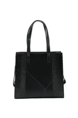 Cartera negra con textura símil piel de serpiente en los laterales y manijas. Tiene correa ajustable y extraíble, cierre superior y herrajes plateados.