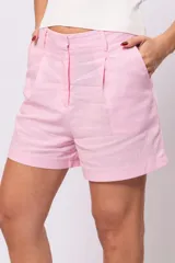 Short de vestir color rosa claro, de tela tipo lino, con pinzas delanteras y bolsillos laterales.