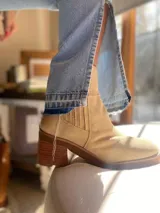 Bota corta negra de cuero con elásticos laterales y taco ancho.