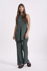 Pantalón de punto color crema, de corte acampanado y cintura alta.