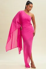 Vestido largo de fiesta color fucsia, con escote asimétrico y una sola manga larga tipo capa.