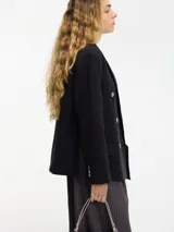 Blazer blanco de corte clásico con solapas y doble botonadura.
