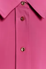 Camisa blanca de satén con cuello solapa y manga larga. Cierre frontal con botones dorados.