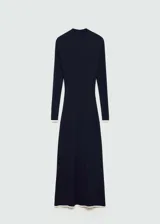 Vestido midi negro de punto fino con cuello alto y mangas largas.
