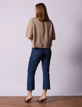 Blusa color beige de lyocell, con escote en V y detalle central en el frente.
