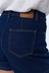 Short de jean azul oscuro, de tiro alto y corte clásico.