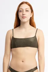 Top musculosa color verde militar con textura de cebra, escote recto, breteles finos y relleno.