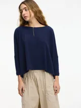 Sweater azul marino de punto, con cuello bote y mangas 3/4.