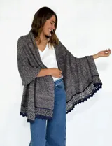 Pashmina azul de tejido de punto calado con terminación en crochet.