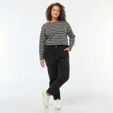 Pantalón de jean negro, corte mom, con cintura elástica y bolsillos delanteros y traseros.