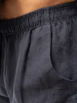 Shorts de lino color azul marino, con cintura elástica y bolsillos laterales y trasero.