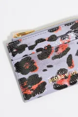 Monedero pequeño con estampado abstracto en tonos naranja y turquesa, con cierre de cremallera y logo metálico de la marca Bimba y Lola.