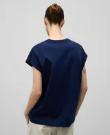 Camiseta color naranja de algodón orgánico con cuello redondo y mangas cortas.