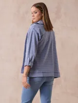 Camperita de tejido soft estampado a rayas azules y blancas, marca Ruby Rd. Abertura central con cierre metálico, bolsillos delanteros.