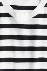 Remera de algodón a rayas horizontales blancas y negras, con cuello redondo y mangas cortas.